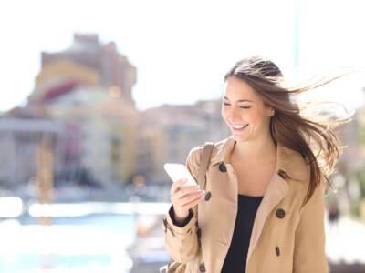 ragazza telefono smartphone messaggio