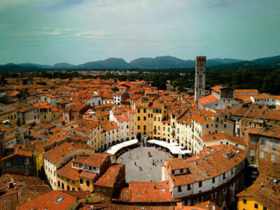 piazza anfiteatro lucca toscana