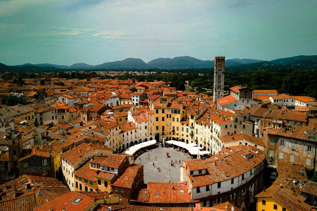 piazza anfiteatro lucca toscana