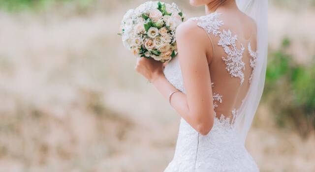 Le spose del 2023 in abiti preziosi, ricamati e luccicanti: tutto sul trend del bride dress ideale dell&#8217;anno