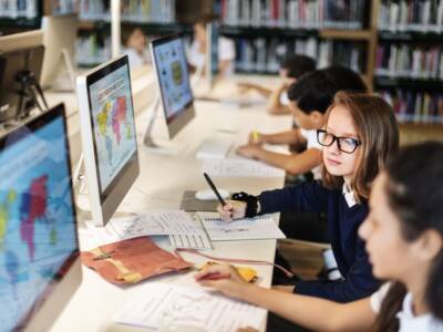 Bambini a scuola davanti al computer