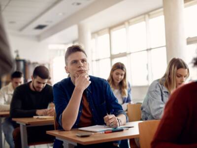 Ragazzo in aula a scuola