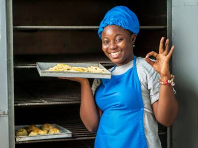 ragazza forno lavoro biscotti