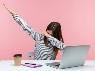 ragazza lavoro computer