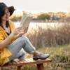 ragazza lettura libri al lago