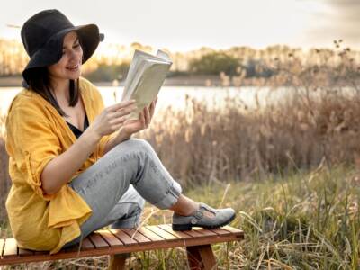 ragazza lettura libri al lago