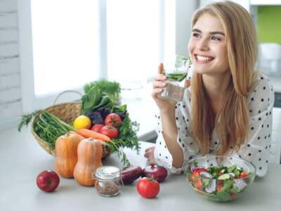 ragazza sorridente cibo salutare