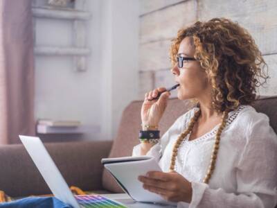 donna lavoro divano pc documenti