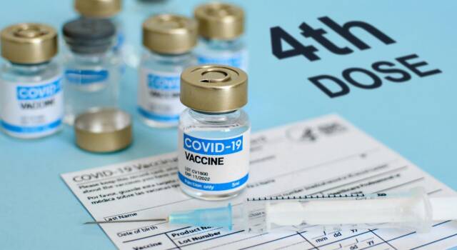 La quarta dose del vaccino per chi ha già avuto il Covid? Bisogna farla?