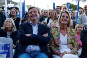 Carlo Calenda con la moglie Violante Guidotti Bentivoglio al Gianicolo