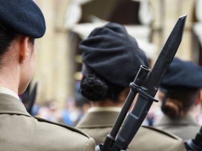 donna soldato processione carabina