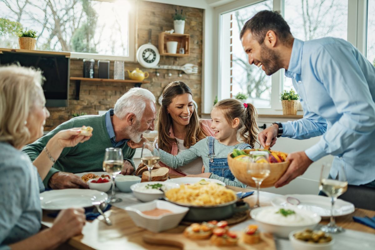 famiglia multigenerazionale pranzo