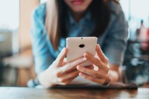 ragazza smartphone mani digitare