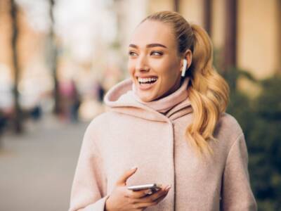 ragazza sorriso air pods giacca