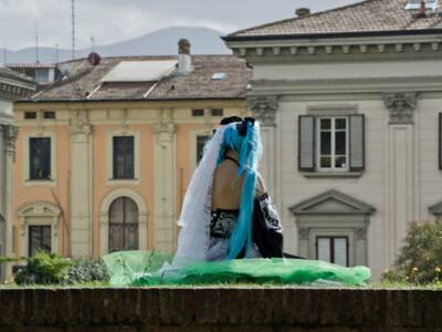 ragazza capelli azzurri cosplay