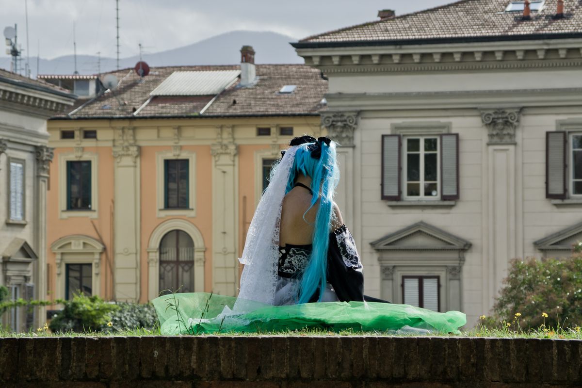 ragazza capelli azzurri cosplay