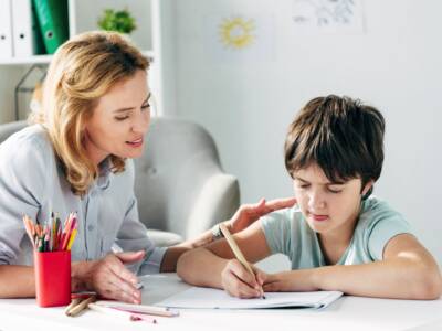 ragazzo compiti tutor maestra