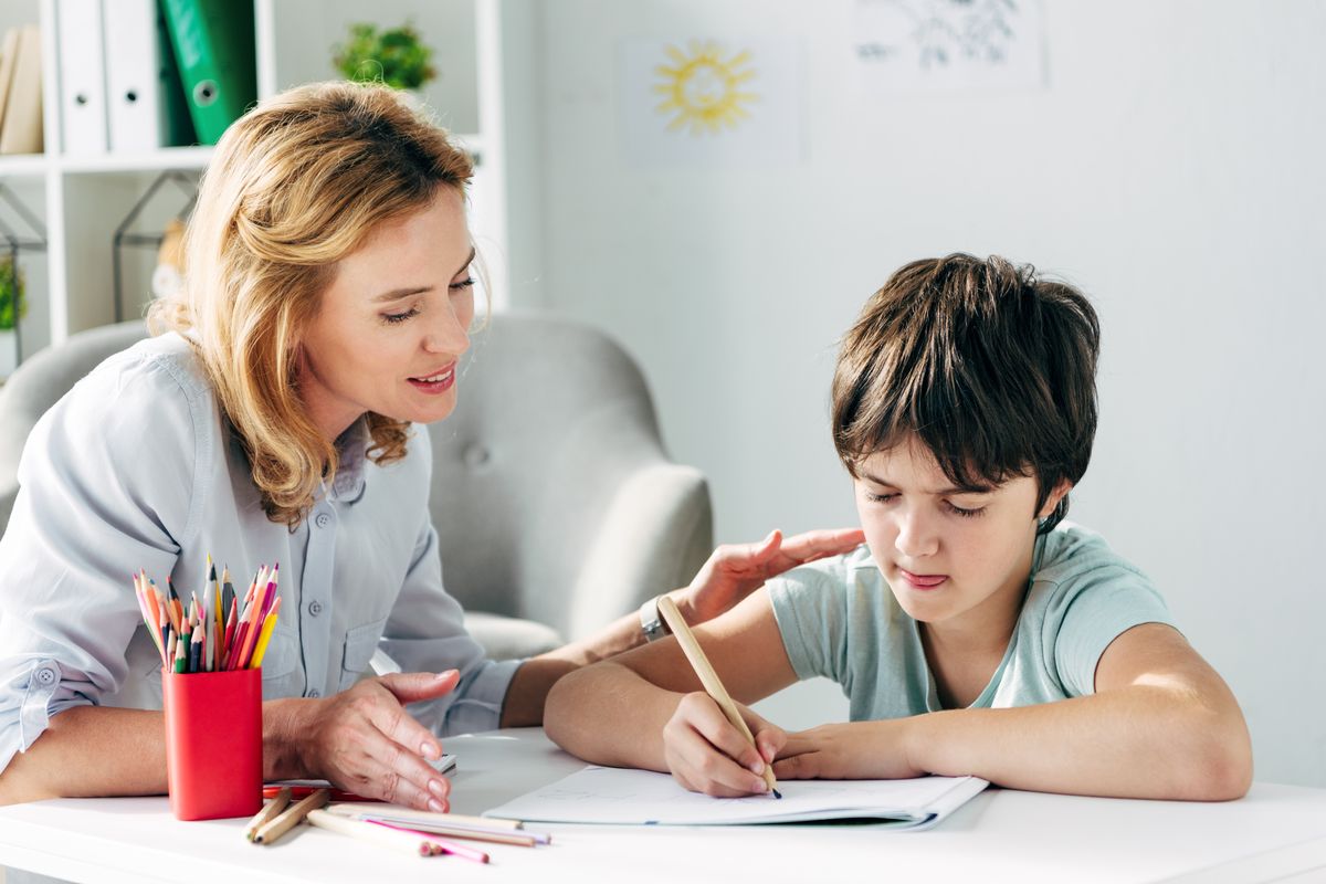 ragazzo compiti tutor maestra