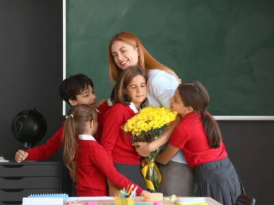 regalo maestra abbraccio studenti