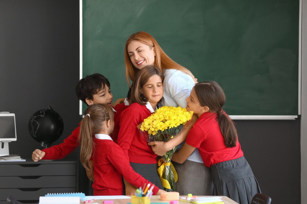 regalo maestra abbraccio studenti