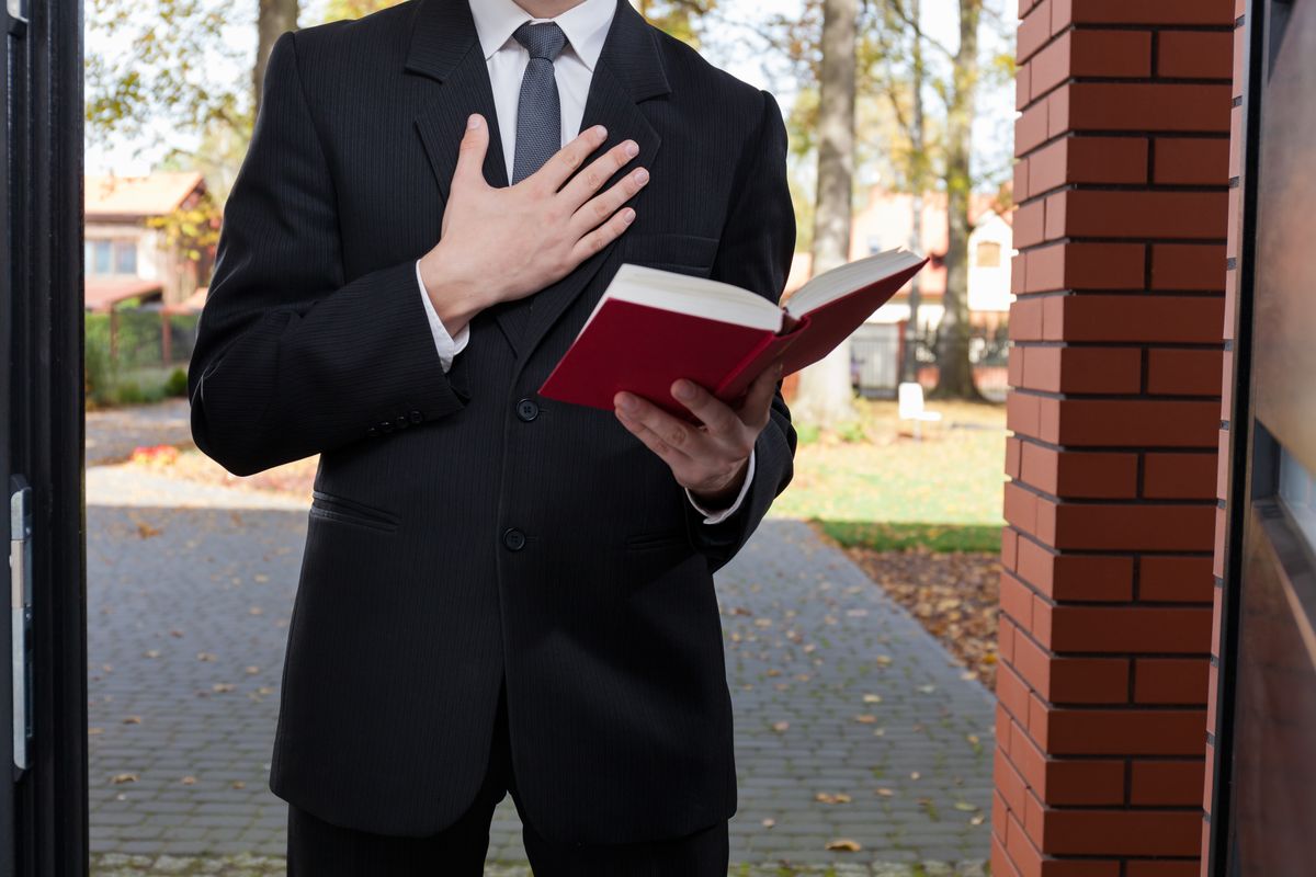 uomo bibbia lettura testimone di geova