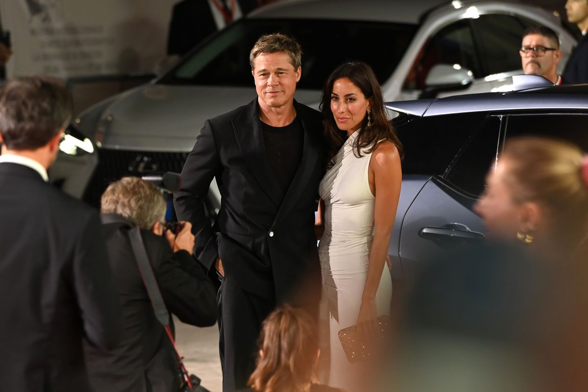 Chi è Ines de Ramon, la fidanzata di Brad Pitt: la carriera e la vita privata