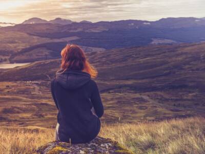 ragazza sola natura paesaggio