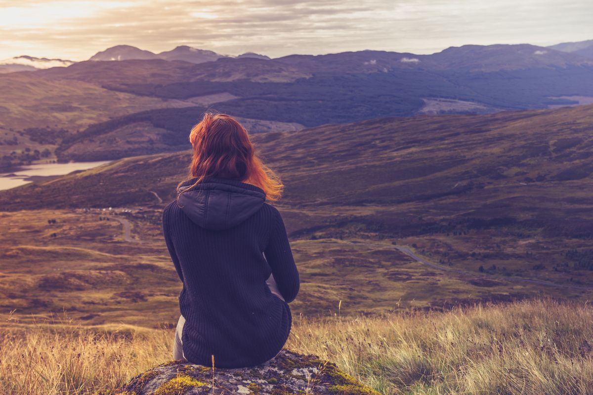 ragazza sola natura paesaggio