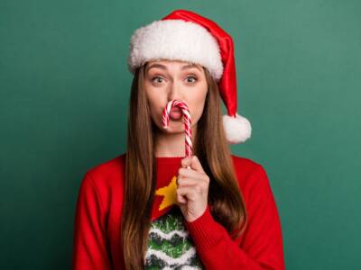 Maglione rosso con albero di Natale