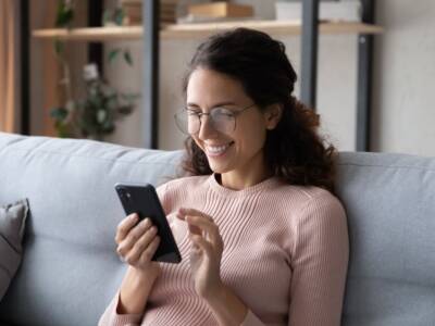 ragazza telefono smartphone casa sorriso