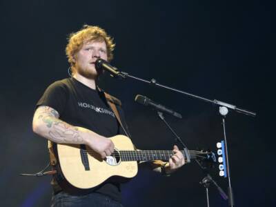 Incidente sul palco per Ed Sheeran: il cantante si taglia un dito