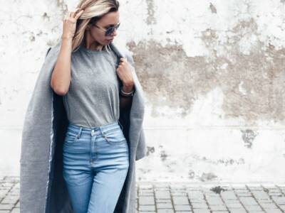 Ragazza con cappotto lungo grigio