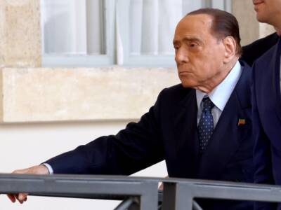 Ecco come cambia la programmazione TV per la morte di Silvio Berlusconi