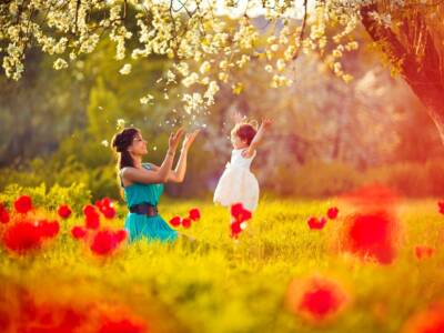 madre figlia prato papaveri fiori