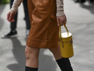 La borsa di una donna è un concetto che va ben oltre l’oggetto fisico, al punto che pochi anni fa le è stata dedicata anche una canzone, portata al Festival di Sanremo da Noemi