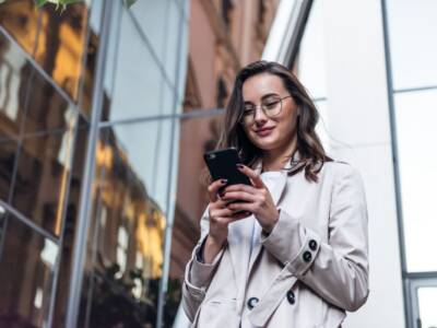 ragazza donna sorriso telefono