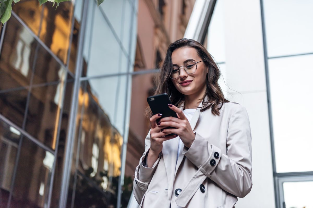 ragazza donna sorriso telefono