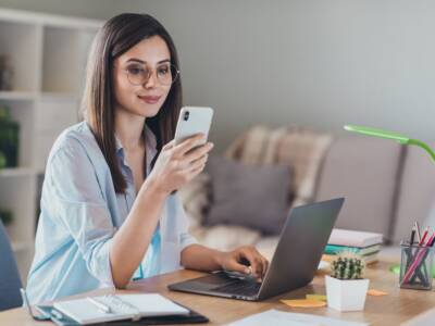 ragazza lavoro pc telefono