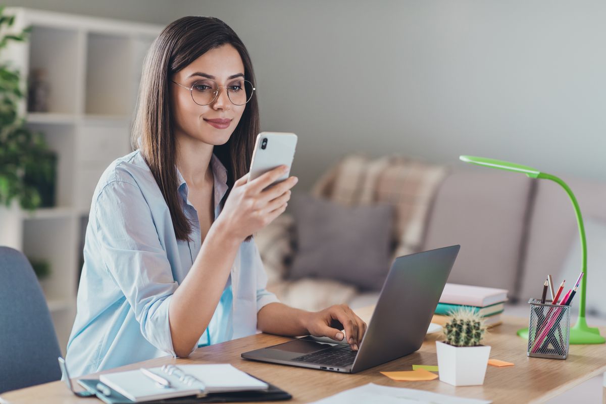 ragazza lavoro pc telefono