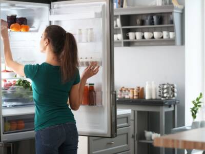 frigo ragazza alimenti