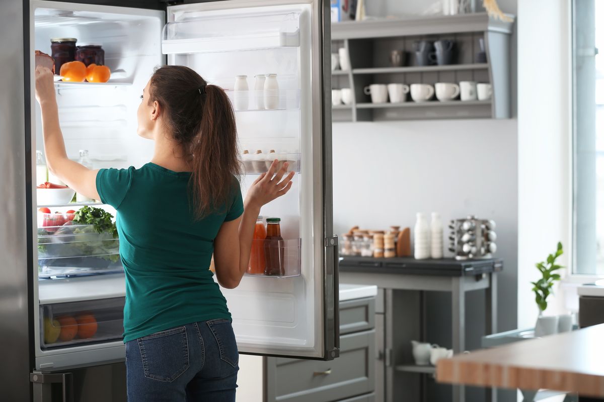 frigo ragazza alimenti