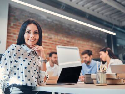 lavoro donna colleghi ufficio