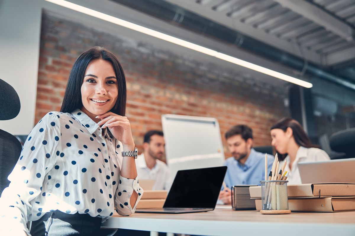 lavoro donna colleghi ufficio