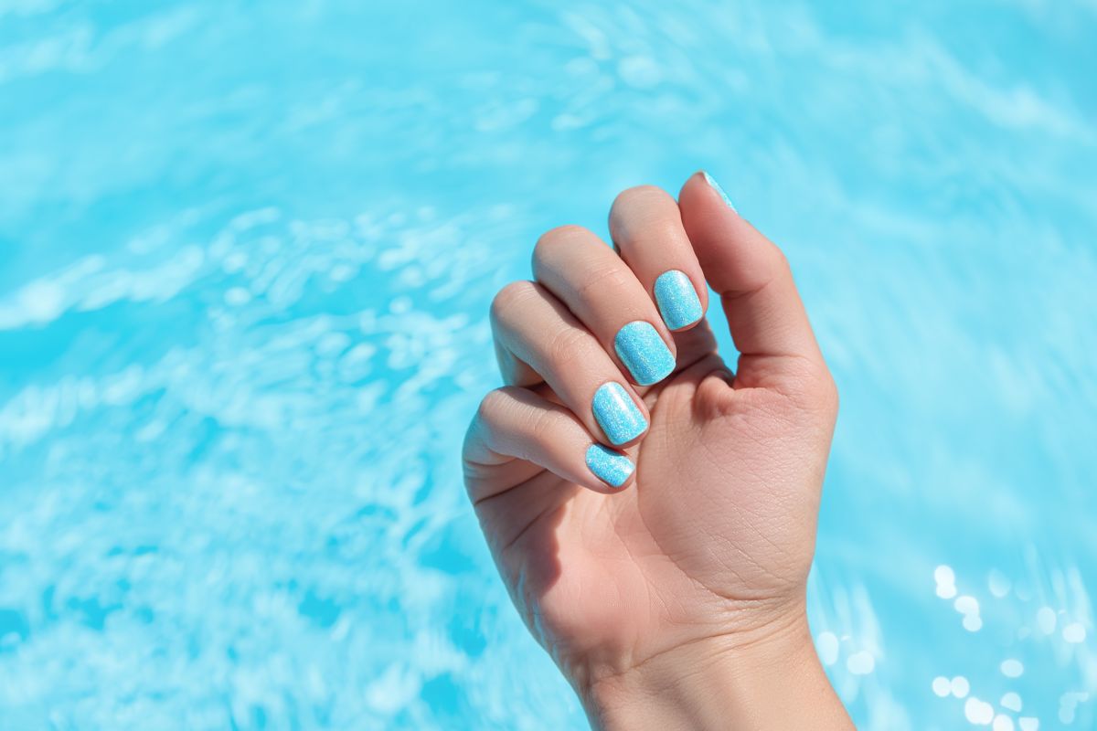 Luminose, tinte d’azzurro e magnetiche: le water nails sono tra le tendenze più trendy dell’estate 2023