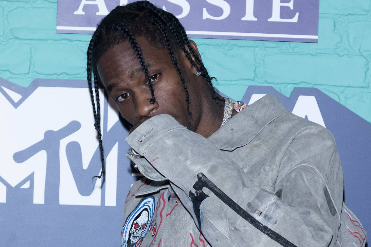 Nuovi guai per Travis Scott: fermato a Parigi per rissa (con il suo bodyguard)