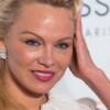 Pamela Anderson irriconoscibile senza trucco: il video della morning routine