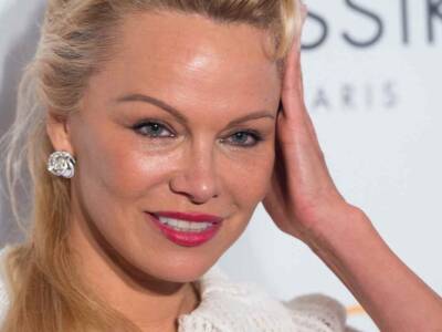 Pamela Anderson irriconoscibile senza trucco: il video della morning routine