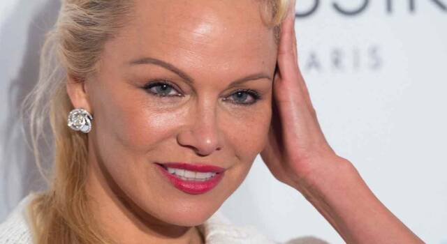 Pamela Anderson irriconoscibile senza trucco: il video della morning routine