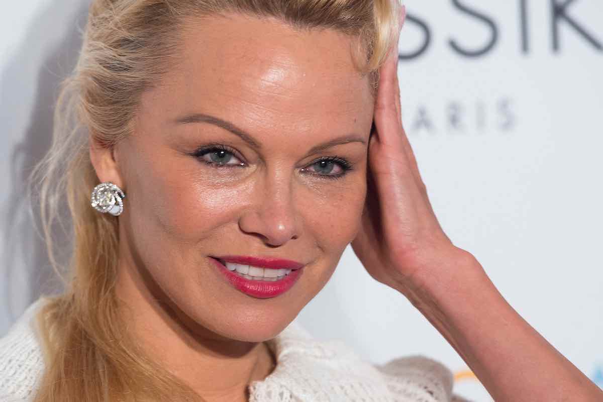 Pamela Anderson irriconoscibile senza trucco: il video della morning routine