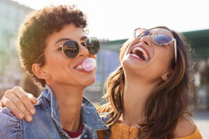 amiche scherzano felici chewing gum